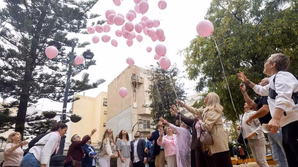 AFECÁNCER lleva la concienciación a la plaza y anuncia su presencia en el hospital hasta el 23 de octubre Participantes sueltan globos rosas durante el acto contra el cáncer de mama en la Plaza de la Constitución