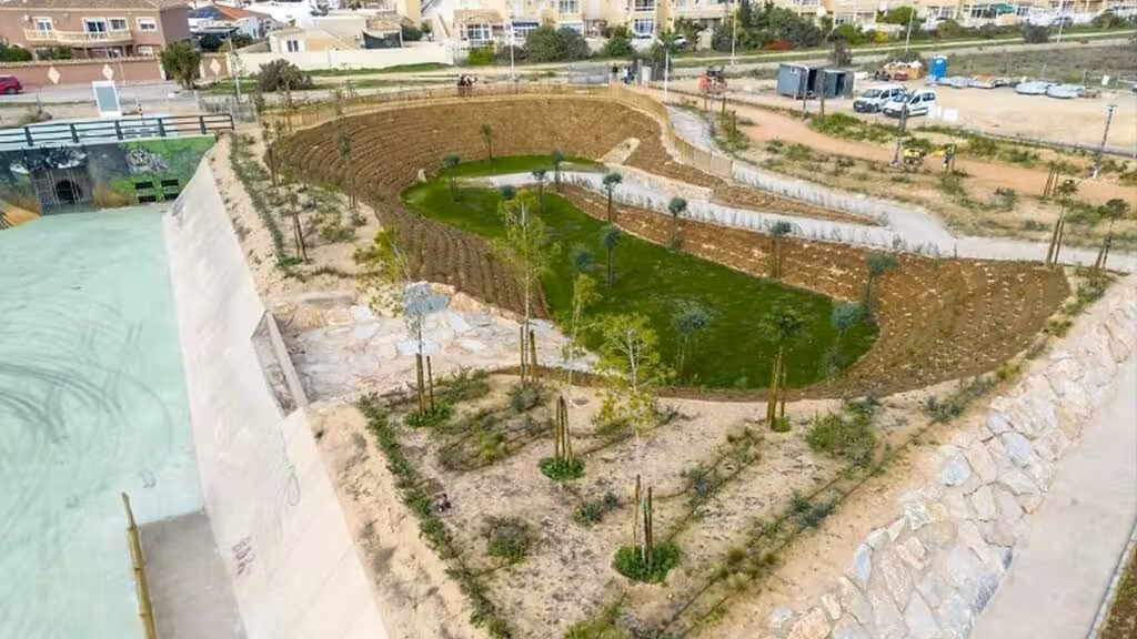 AGAMED cifra en 64.738 metros cúbicos la capacidad de retención de lluvia en Torrevieja Parque con zona de retención de aguas pluviales, caminos y vegetación en Torrevieja