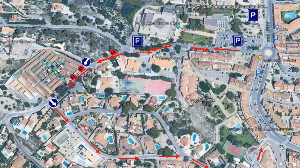 Altea cambia los accesos a sus cementerios del 30 de octubre al 1 de noviembre Plano aéreo del entorno del cementerio de Altea con flechas de circulación y símbolos de aparcamiento