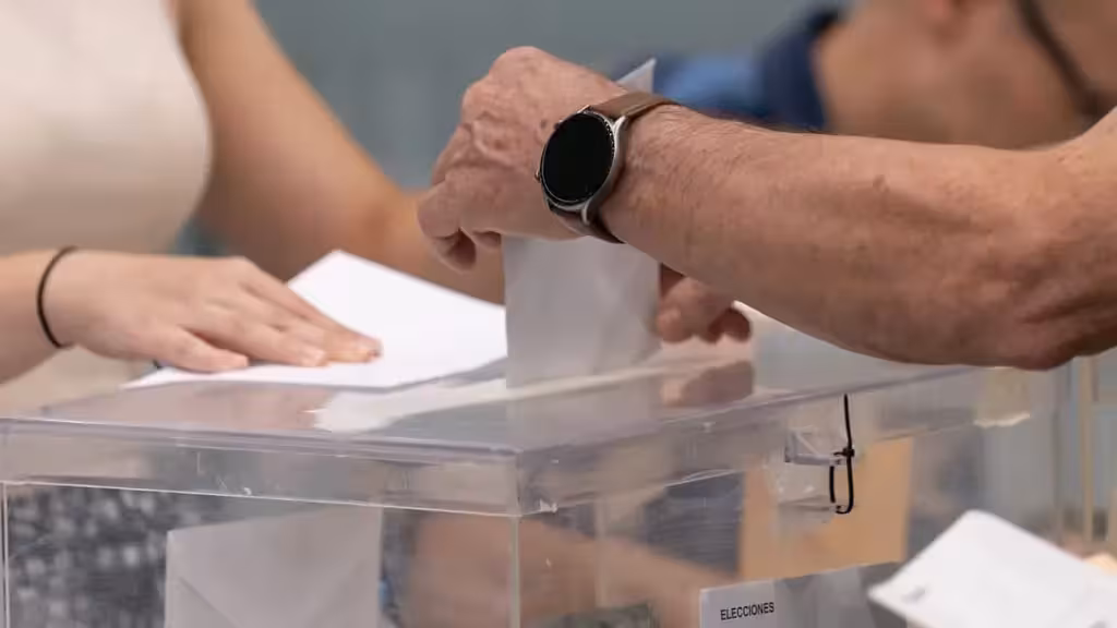 Altea to draw polling station members on Saturday, with Benidorm following on Monday File image of a person placing an envelope into a transparent ballot box.