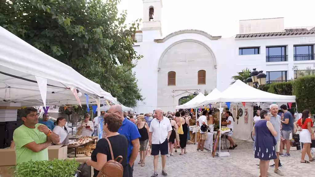 Alteas Mercat del Convent kehrt am 7. November auf seinen Platz zurück Marktstände unter weißen Zelten und Besucher auf dem Platz des Mercat del Convent in Altea