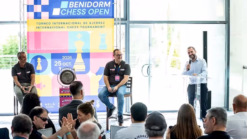 benidorm-chess-open-455-shahmatistov-34-strany-2026-ru Презентация Benidorm Chess Open со зрителями и баннером турнира