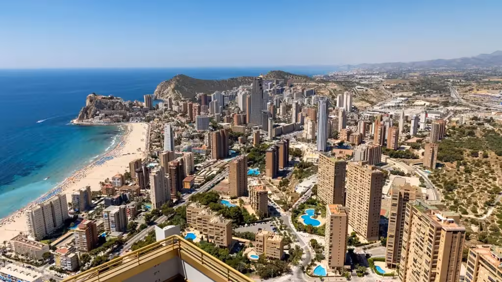 benidorm-foro-turismo-gestion-ambiental-bienestar-residentes-2026-es Vista panorámica de la costa, la playa y los edificios de Benidorm