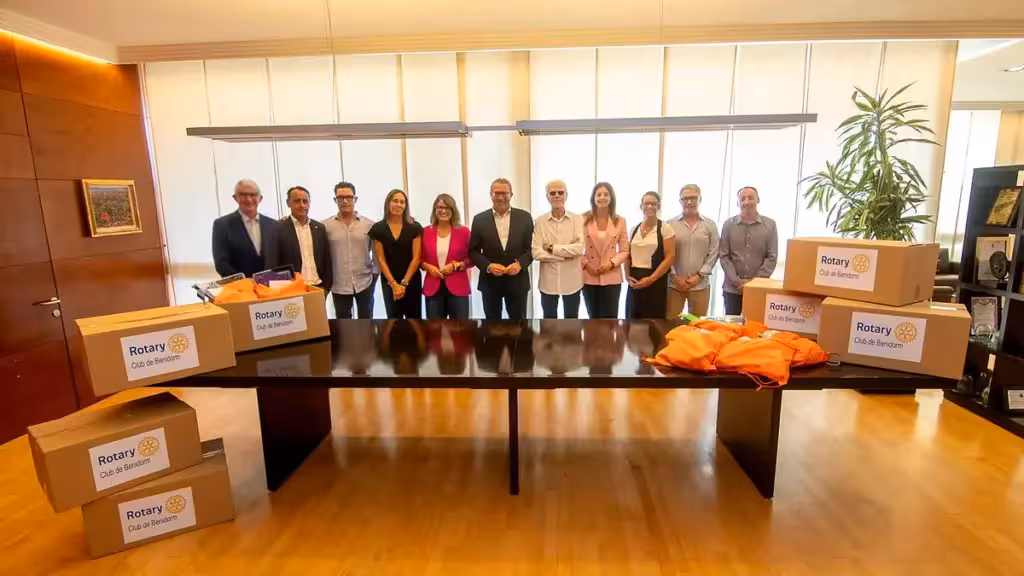 Rotary Benidorm spendet Schulmaterial für rund 310 Kinder und sieben UECO-Klassen Übergabe von Schulmaterial in Benidorm mit Kisten des Rotary Clubs vor einer Gruppe von Teilnehmenden