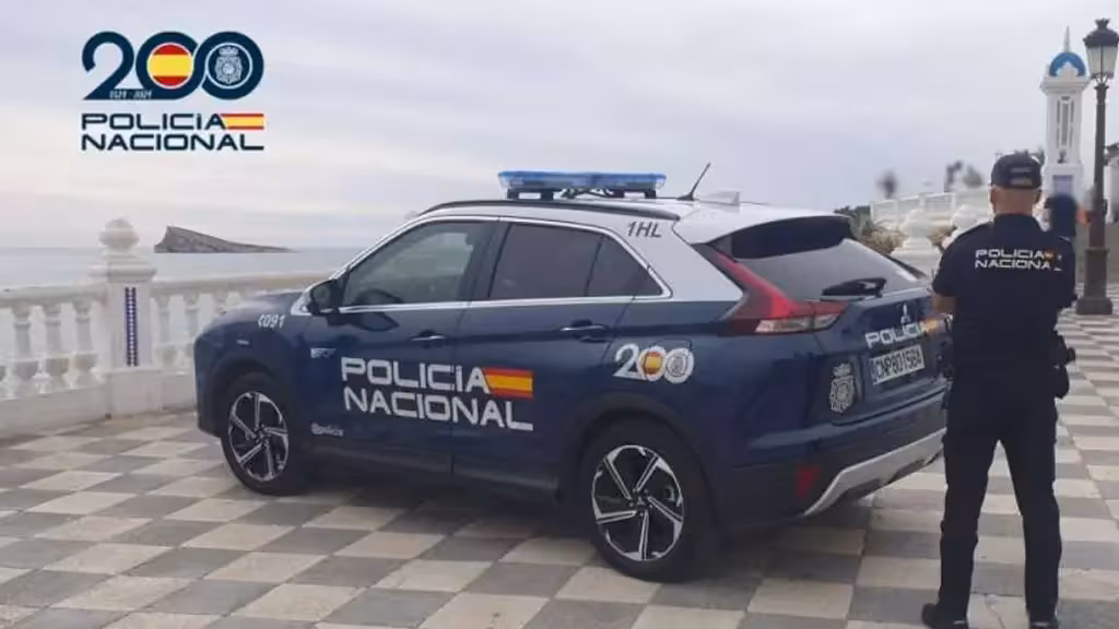 Archivbild eines Fahrzeugs der Nationalpolizei und eines Beamten an einer Balustrade an der Küste