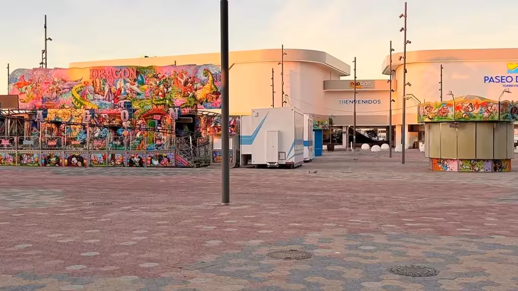 Atracciones de feria y una explanada pavimentada delante del centro de ocio del puerto de Torrevieja