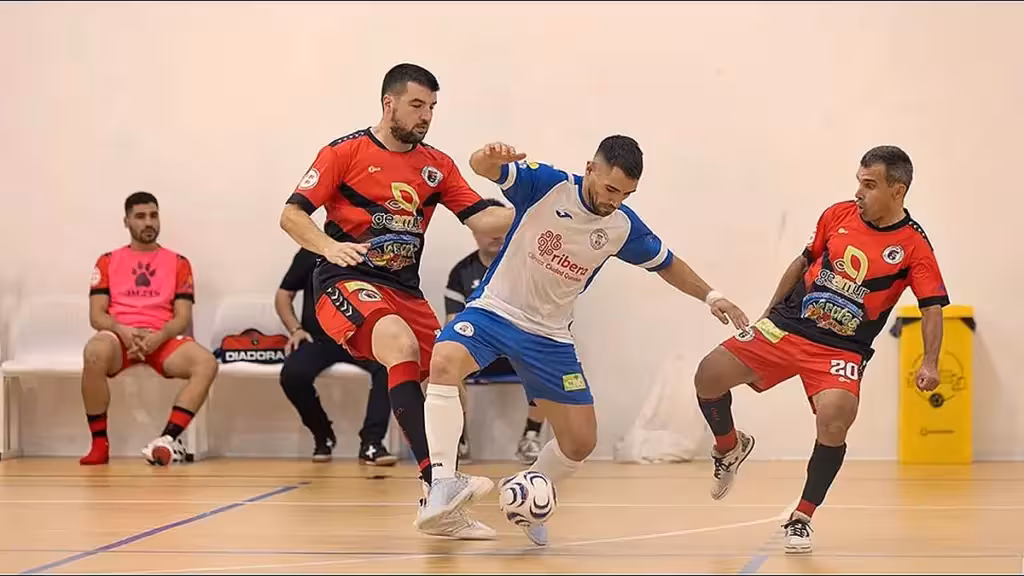 Jugadores de fútbol sala disputan el balón en una pista cubierta, en la fotografía de la crónica del Torrevieja y el Albatera.