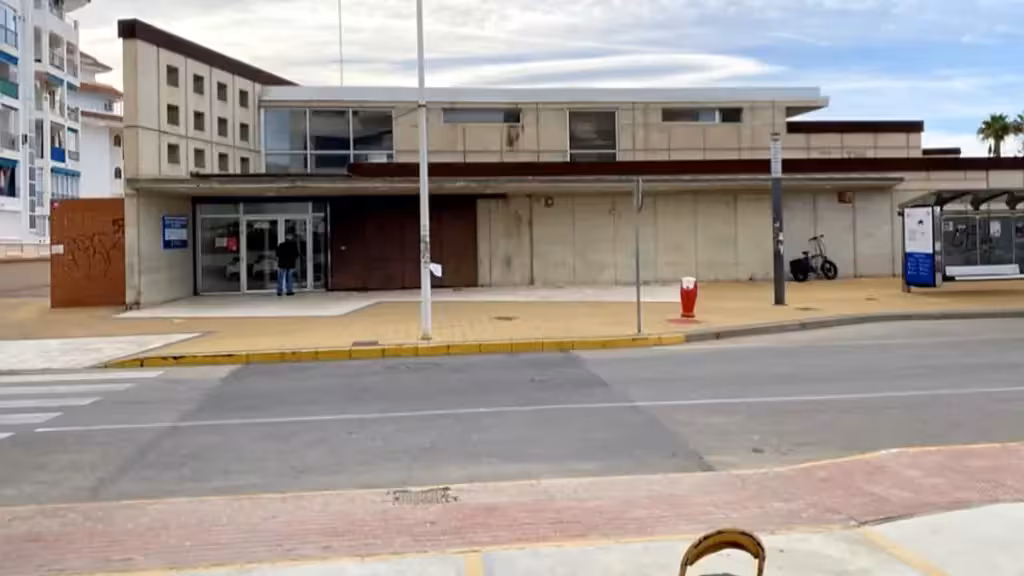 Centro de salud de La Mata Fachada del centro de salud de La Mata