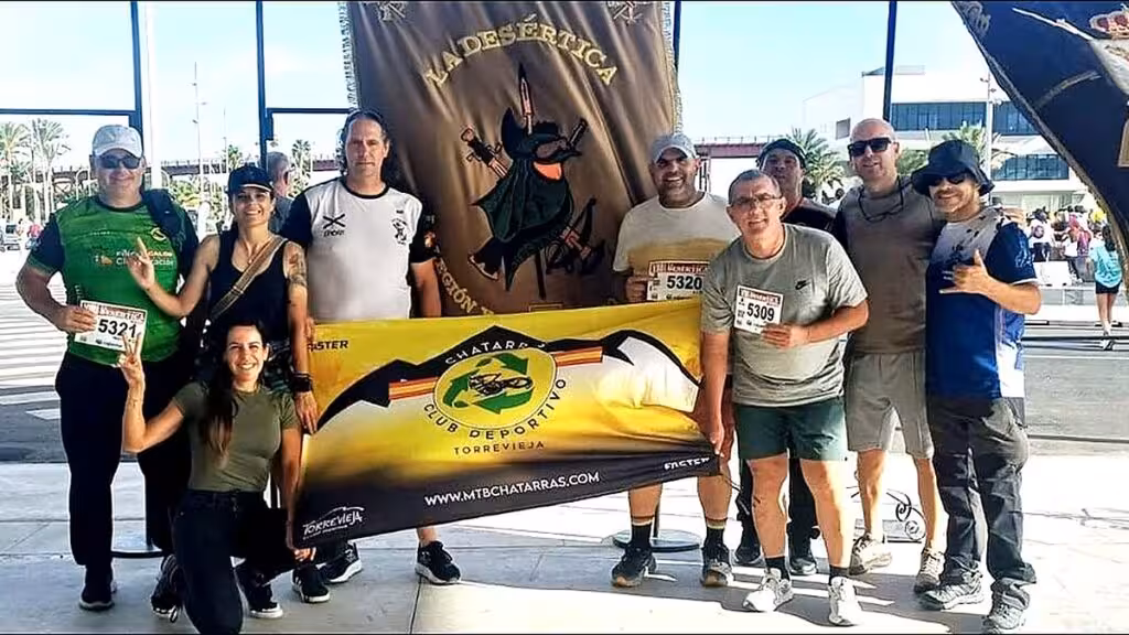 Integrantes de un grupo deportivo posan para una fotografía