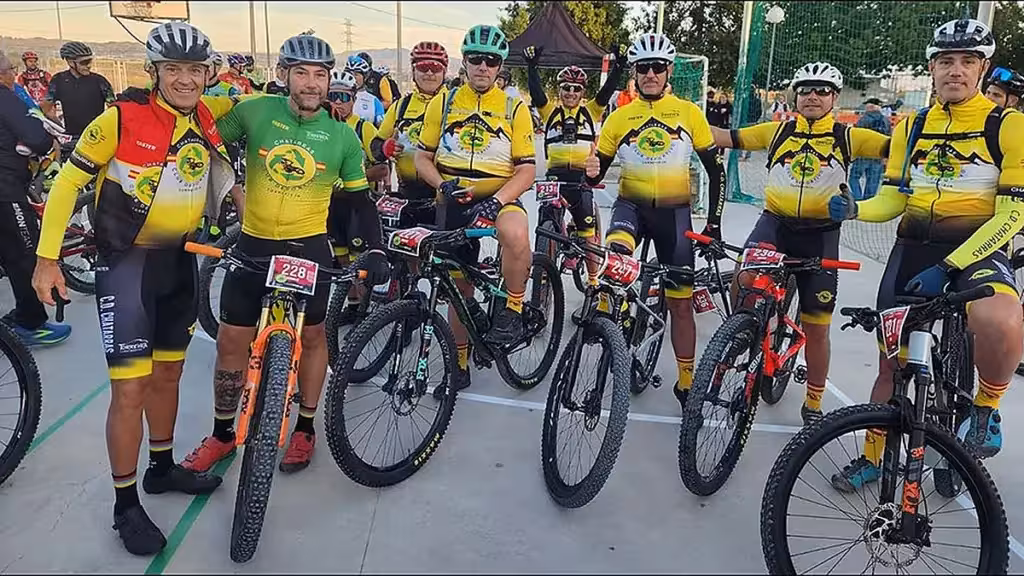 Chatarras Torrevieja cyclists pose with their bicycles and race numbers at Integral de la Cabra