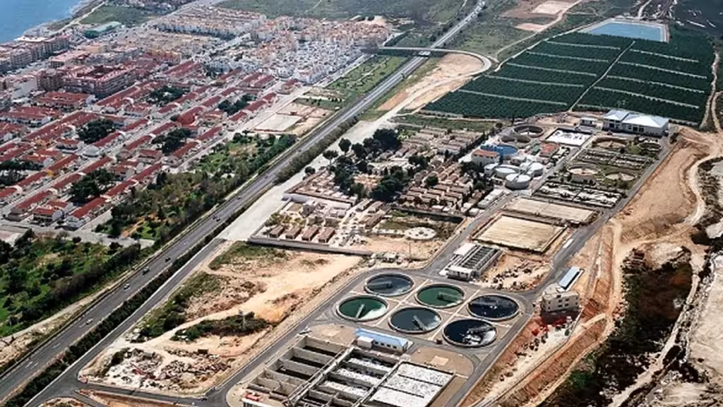 Vista aérea de la depuradora de Torrevieja con balsas circulares y rectangulares, viviendas y cultivos alrededor; imagen de archivo.