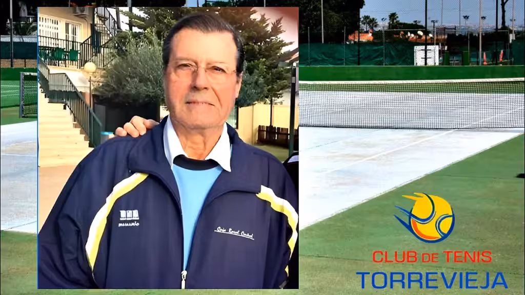 El Club de Tenis Torrevieja despide a su socio fundador Tomás Bascuñana Cases Composición con un retrato masculino sobre una pista y el emblema del Club de Tenis Torrevieja