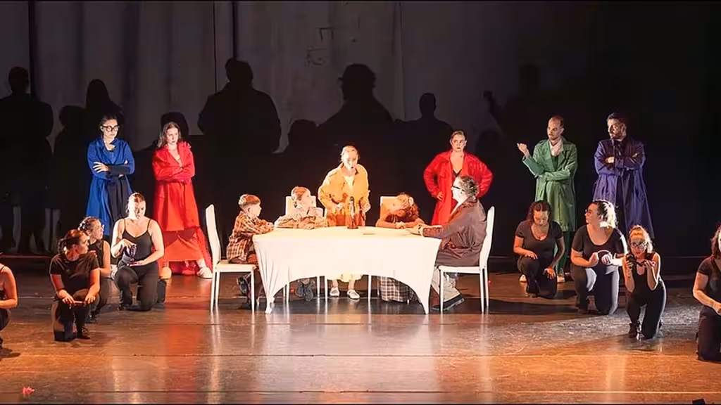 El público resuelve «Crimen a escena» en el Virgen del Carmen de Torrevieja Elenco de Crimen a escena sobre el escenario, alrededor de una mesa y con vestuario de varios colores.
