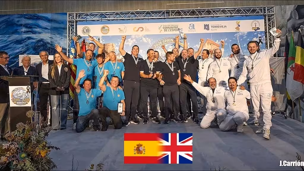 Croacia gana el Mundial sénior de pesca fondeada en Torrevieja y Eslovenia el júnior Deportistas con medallas durante la entrega de premios del Mundial de pesca fondeada en Torrevieja.
