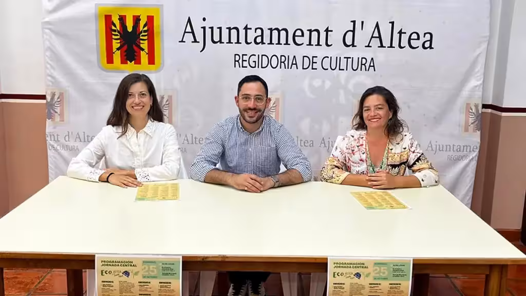 Tres personas sentadas ante carteles de EcoAltea y un fondo del Ayuntamiento de Altea