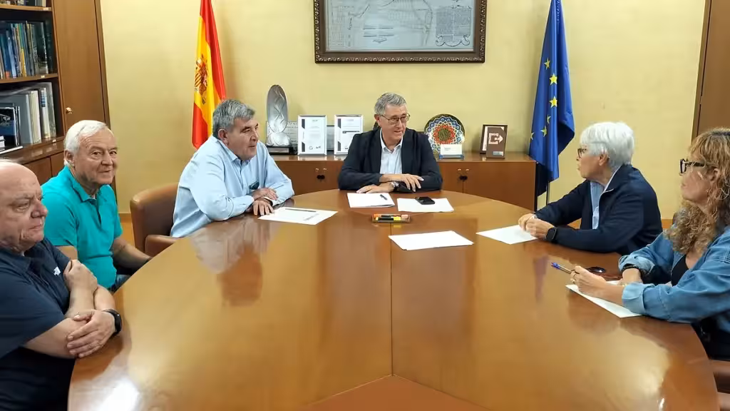el-mojon-proyecto-inundaciones-tramites-primera-fase-es Seis participantes reunidos alrededor de una mesa en un despacho de la CHS