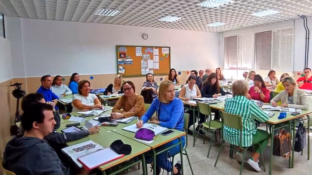 Docentes de la EOI de Torrevieja denuncian la falta de plazas de español para extranjeros Alumnos sentados en mesas con material de estudio durante una clase en la EOI de Torrevieja