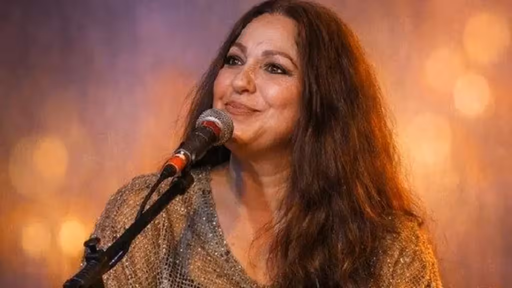 Esmeralda Grao singt heute Abend Miguel Hernández in Orihuelas La Lonja Esmeralda Grao vor einem Mikrofon auf dem Bild zur musikalischen Hommage