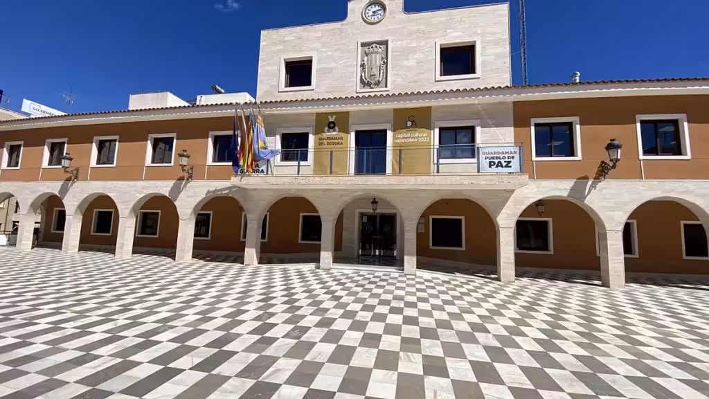 Archive photograph of Guardamar del Segura town hall’s façade, with arches and a balcony