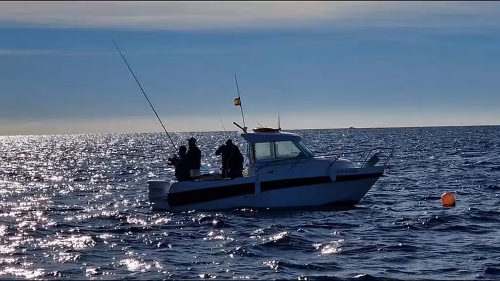 Guzmán Aniorte y Rafael Mesa ganan la segunda manga de la liga de pesca del RCNT Dos personas con cañas de pesca a bordo de una embarcación en el mar