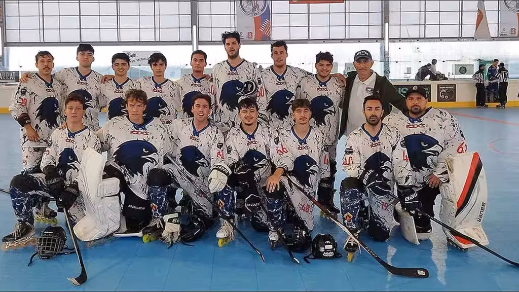 Inlinehockeyspieler der Halcones posieren in ihrer Spielkleidung auf einer Hallenspielfläche