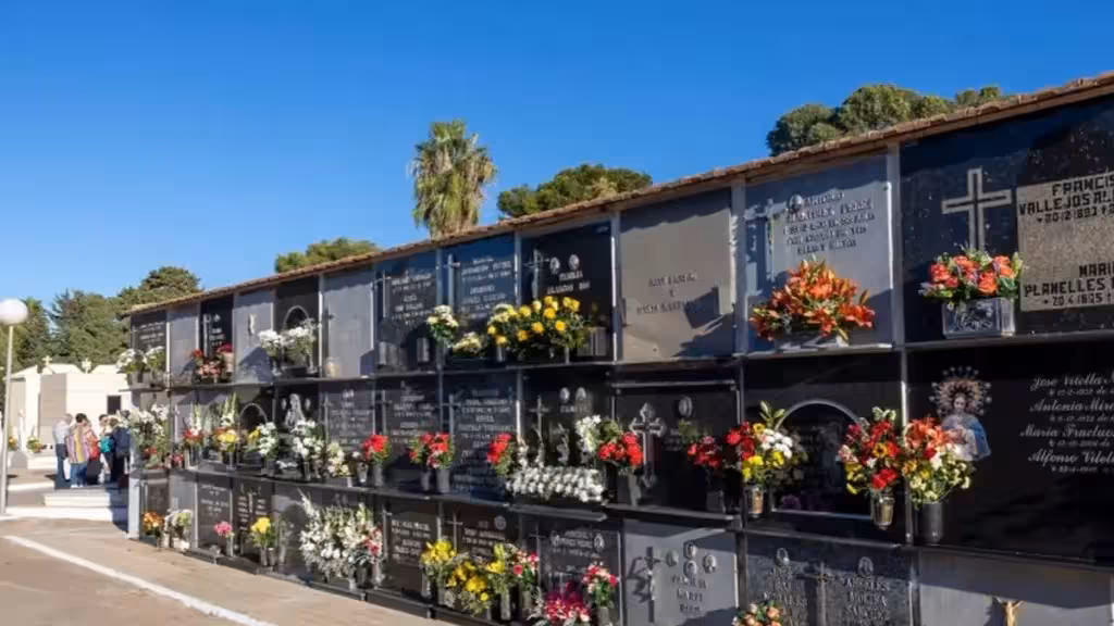 Grabnischen mit Blumen auf dem städtischen Friedhof von Torrevieja