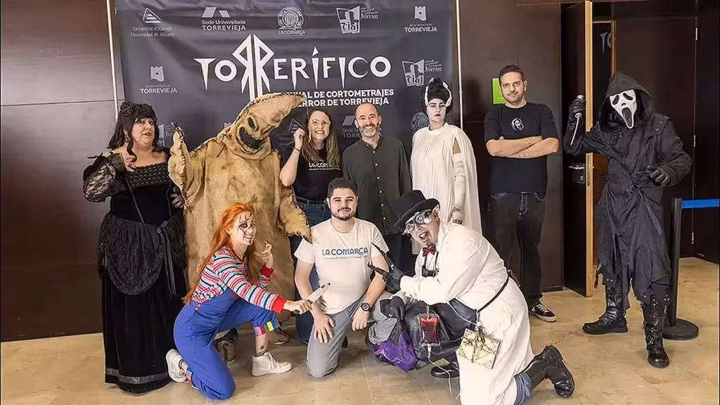 la-casa-bruixa-premii-torrerifico-2026-ru Участники в костюмах перед стендом Torrerífico в культурном центре Virgen del Carmen