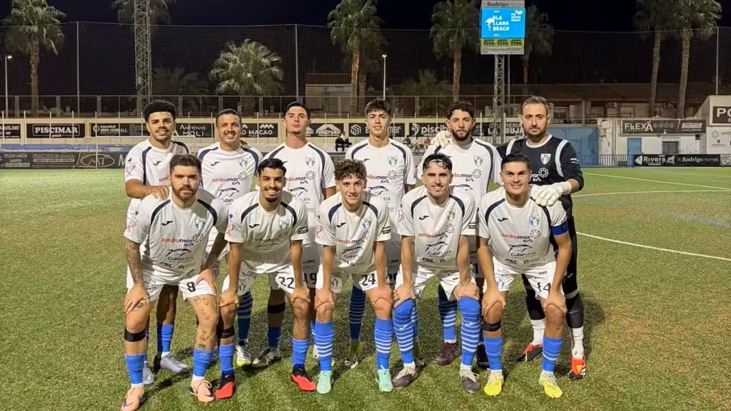lo-pagan-ud-pinatar-elche-kubok-ispanii-27-oktyabrya-2026-ru Футболисты UD Pinatar позируют на освещённом футбольном поле ночью