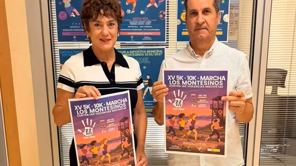 Zwei Personen zeigen Plakate für die Läufe und die Wanderung in Los Montesinos am 22. November
