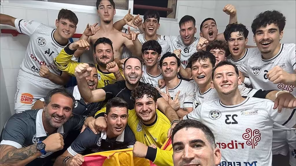 Jugadores del Mare Nostrum Torrevieja celebran la victoria en Villafranca