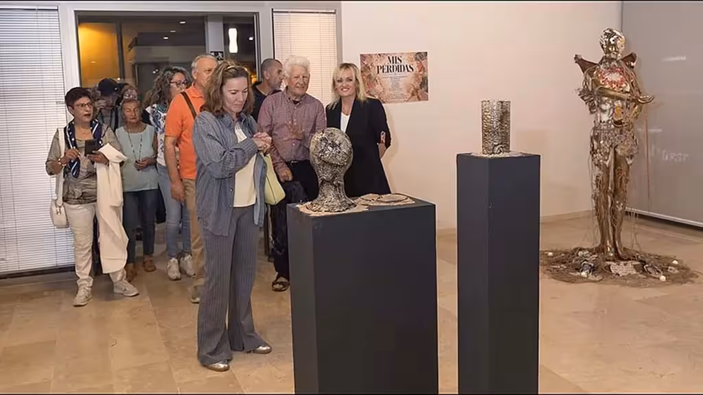 «Modelando el duelo» lleva la cerámica y la memoria al Virgen del Carmen hasta el 7 de noviembre Visitantes junto a esculturas y piezas de cerámica en la exposición Modelando el duelo.