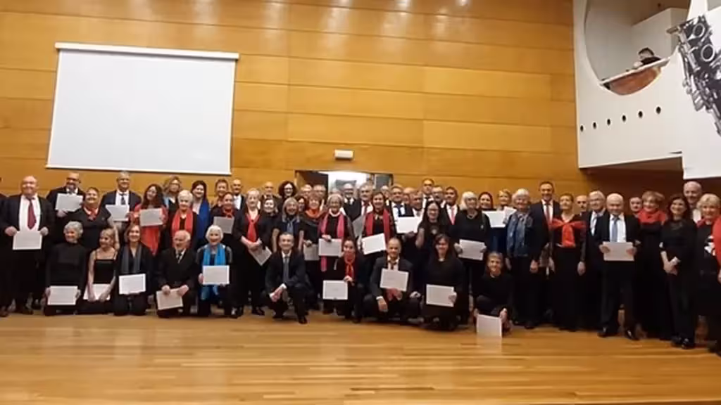 El curso de música inclusivo Francisco Casanovas reúne a 70 alumnos en Torrevieja Un grupo de participantes posa en un escenario con diplomas y carpetas