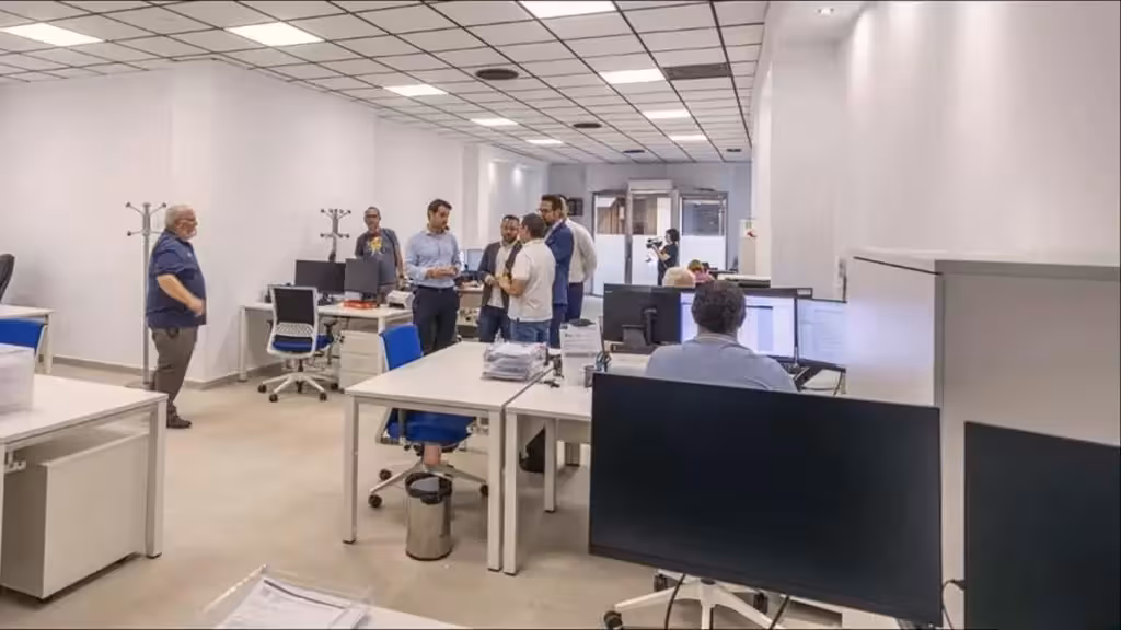 Interior de la oficina municipal de vivienda; fotografía de la información original