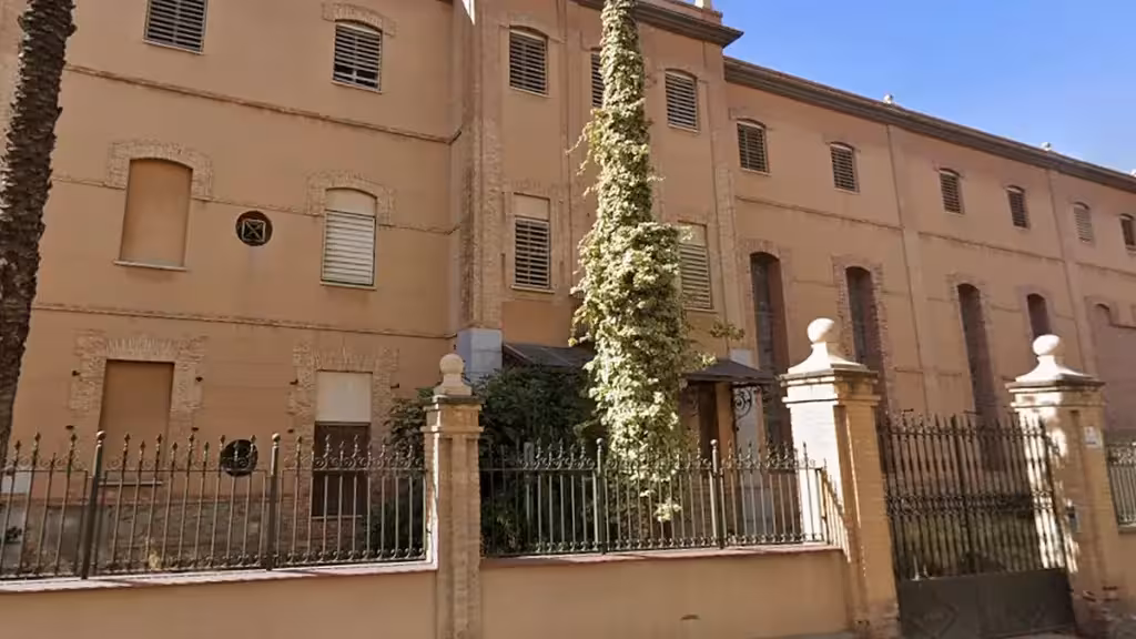 Adjudicada por 5,77 millones la reforma del antiguo asilo para la futura Residencia Oriol Fachada del antiguo asilo de Orihuela, con ventanas cerradas y una verja de acceso.