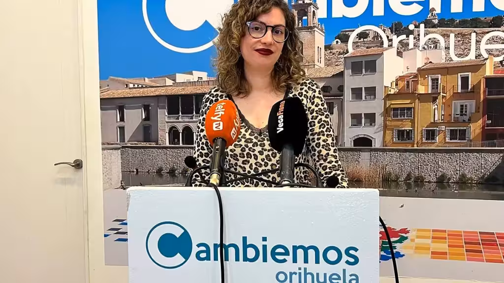 Una mujer ante varios micrófonos y un atril de Cambiemos Orihuela.