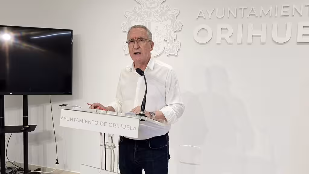 Archive image of a man at a lectern with a microphone at Orihuela Town Council.