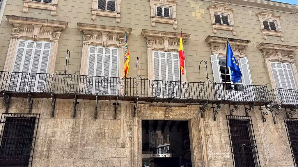 Fachada del Ayuntamiento de Orihuela con el balcón y las banderas