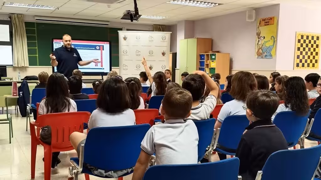 Archivfoto eines Vortrags über Notfälle vor einer Gruppe von Schulkindern in einem Klassenraum