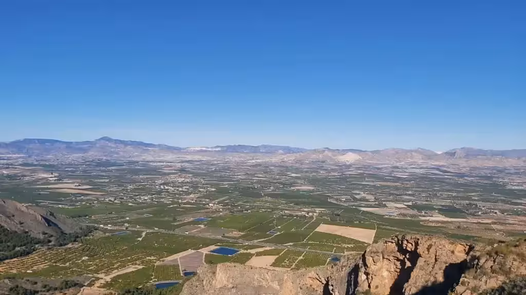 Orihuela lleva al Pleno el plan de un parque empresarial de 2,2 millones de metros cuadrados Vista panorámica de campos de cultivo y montañas, imagen de contexto del entorno de Orihuela
