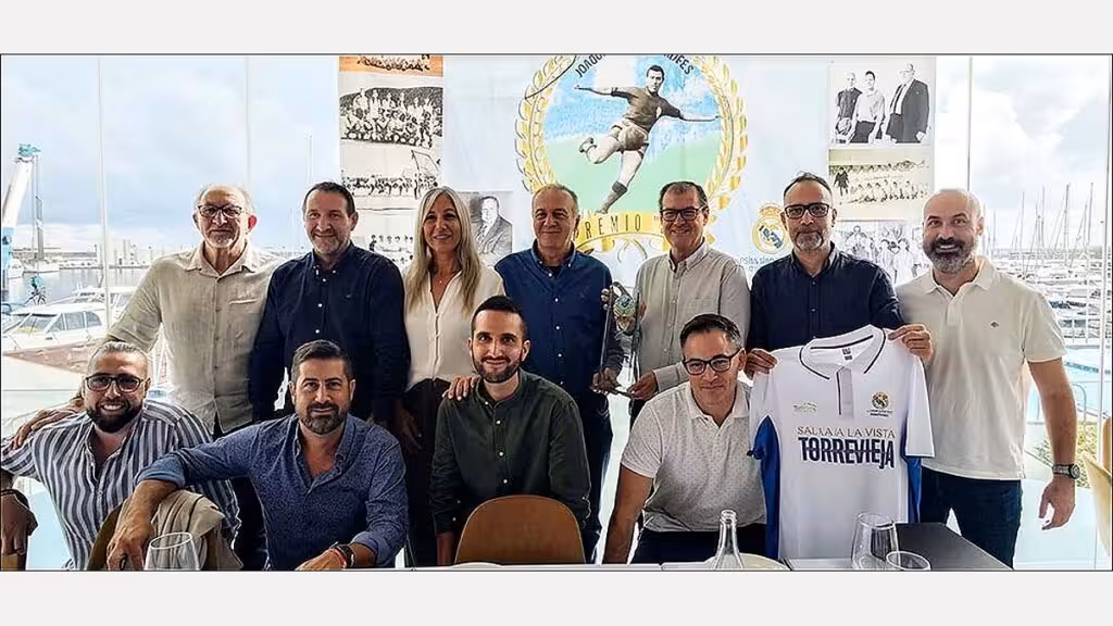 Foto de grupo durante la entrega del premio Nito, con el trofeo y una camiseta