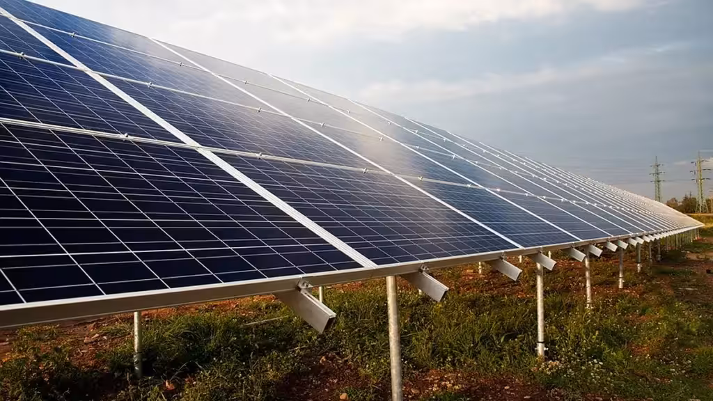 Archivbild von Reihen mit Solarmodulen in einer Photovoltaikanlage
