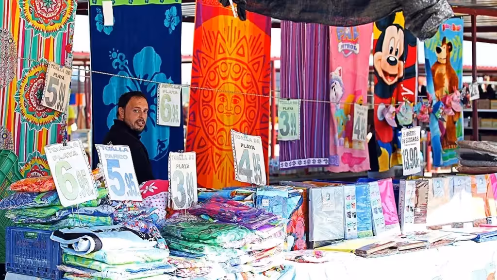Imagen de archivo de un puesto de toallas y textiles en el Mercadillo del Toro