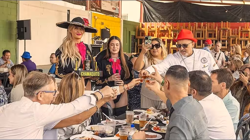 Comensales reunidos alrededor de las mesas durante el Cocido Reposado en Cárnicas Ríos