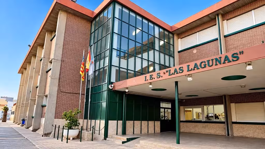 Entrada del IES Las Lagunas, con la fachada de ladrillo y el nombre del instituto sobre el acceso.