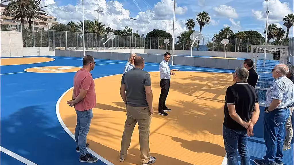 Visita a una pista deportiva renovada dentro del proyecto municipal Visita a una pista deportiva renovada dentro del proyecto municipal