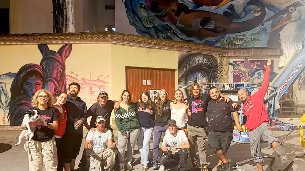 Rojales estrena catorce murales tras su primer Festival de Arte Urbano Un grupo posa delante de varios murales de gran formato en Rojales.