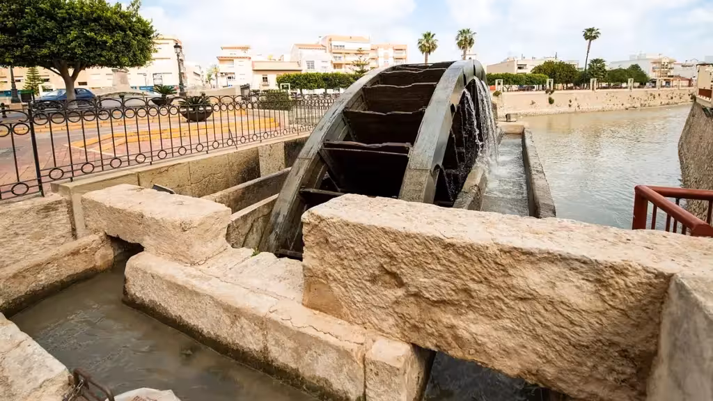 Noria y entorno urbano de Rojales en una fotografía de archivo