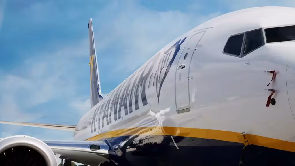 Rumpf und Cockpit eines Ryanair-Flugzeugs unter blauem Himmel auf einem Archivfoto.
