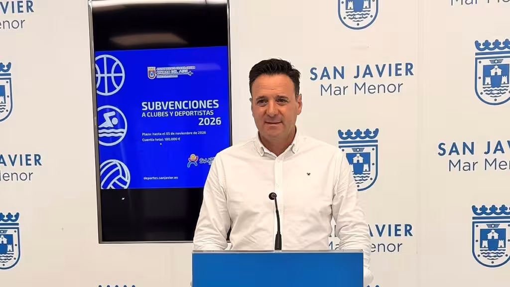 Presentación de las subvenciones deportivas de San Javier ante una pantalla con el plazo y el presupuesto de 2026