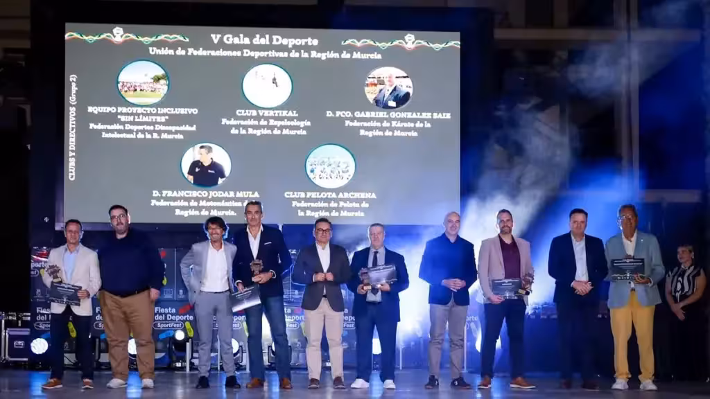 San Javier suma cuatro premios en la gala del deporte regional Grupo en el escenario de la V Gala del Deporte de la UFDRM ante una pantalla de premios